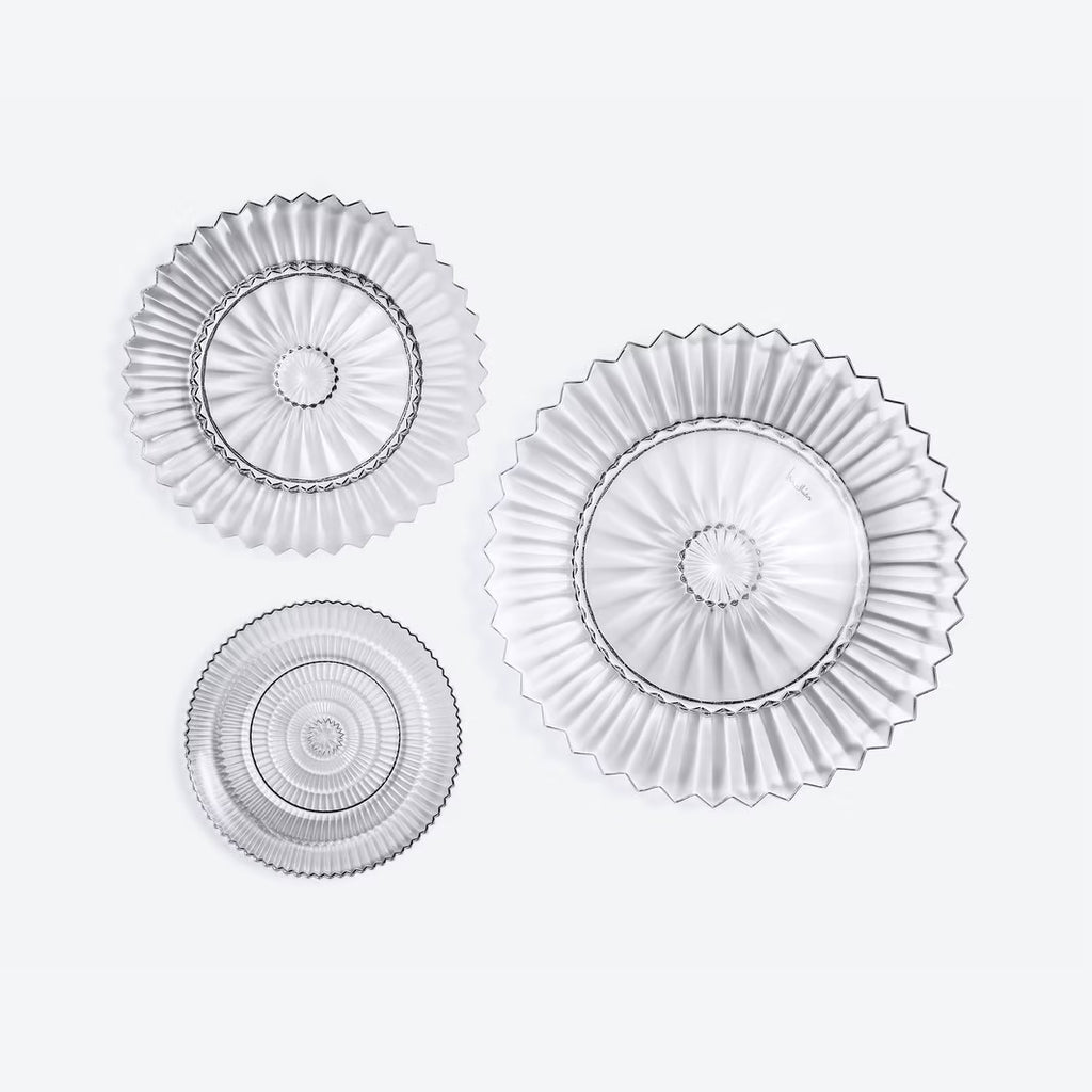 Glass-textured dinner plate