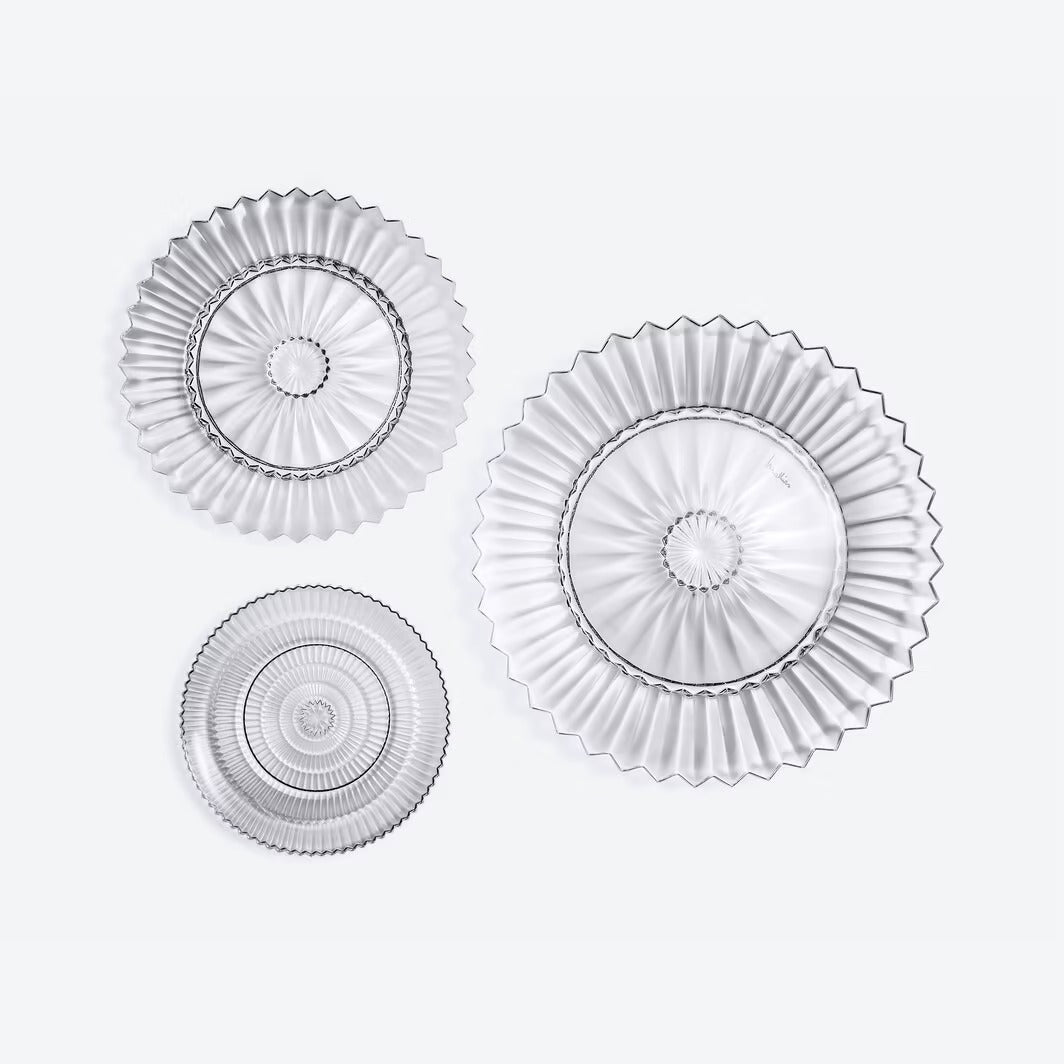 Glass-textured dinner plate